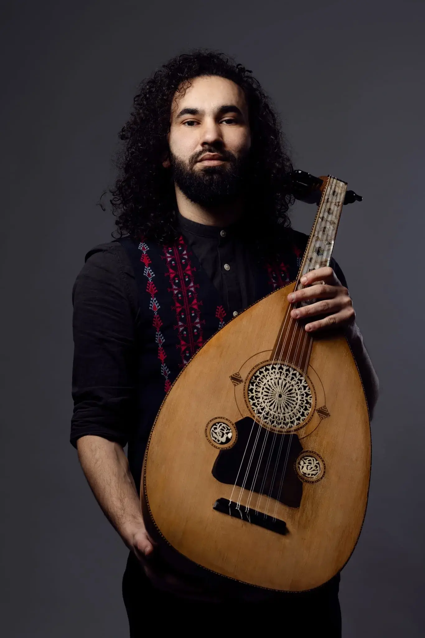 Portrait de Nawras Ibrahim, Orchestre Arabe d’Aquitaine, Oud, artiste participant aux balades artistiques