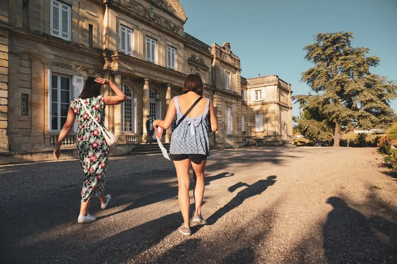 Groupe se promenant dans un parc lors d'une balade artistique